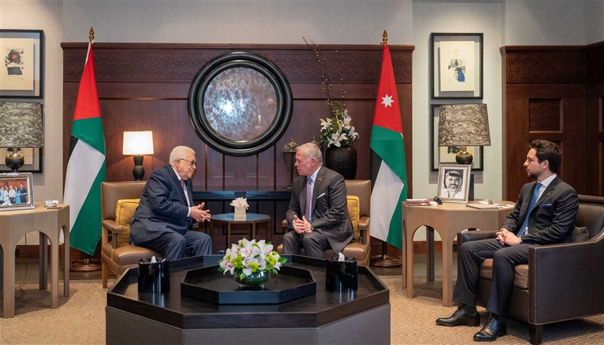 العاهل الأردني الملك عبدالله الثاني خلال لقائه الرئيس الفلسطيني محمود عباس (إكس)
