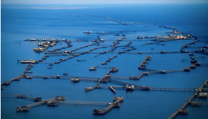 مدينة نفط داشلاري أكبر وأقدم منصة لتعدين النفط البحري في العالم (ذا صن)