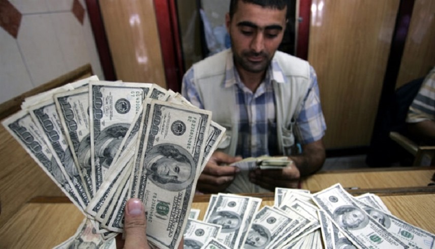 موظف يعد دولارات أمريكية في محل صرافة مصري (أرشيف)