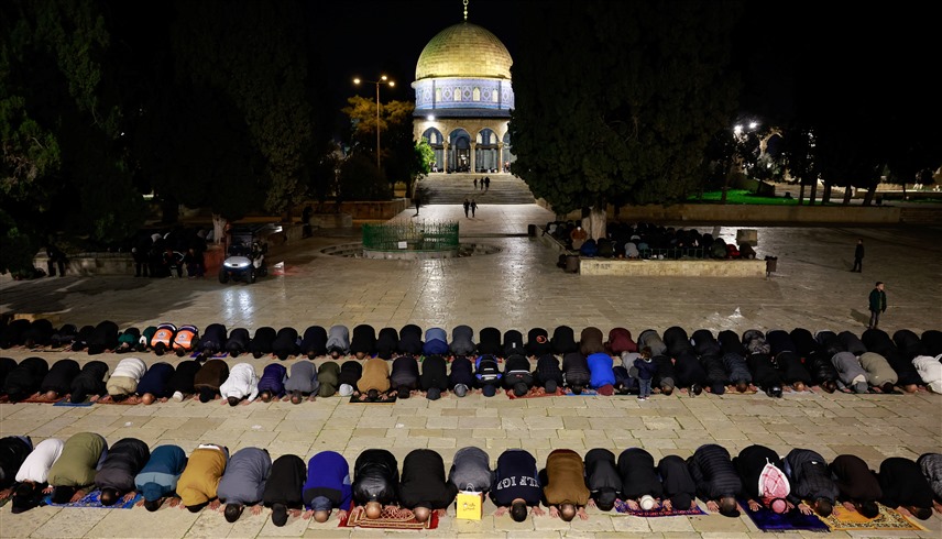 أعداد محدودة من المقدسيين يؤدون صلاة التراويح في المسجد الأقصى (رويترز)