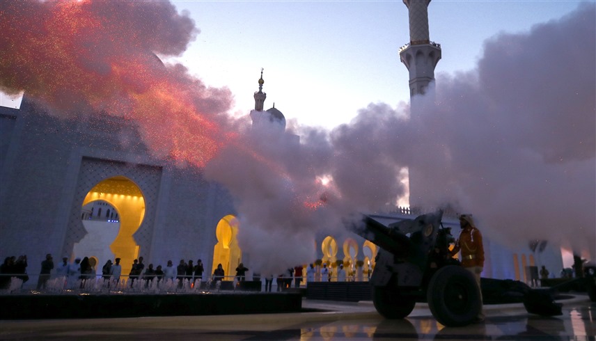إطلاق مدفع رمضان في جامع الشيخ زايد في أبوظبي (أرشيف)
