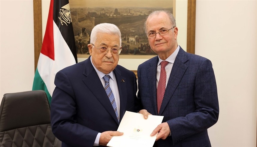 رئيس الحكومة الفلسطينية الجديد محمد مصطفى والرئيس الفلسطيني محمود عباس (إكس)