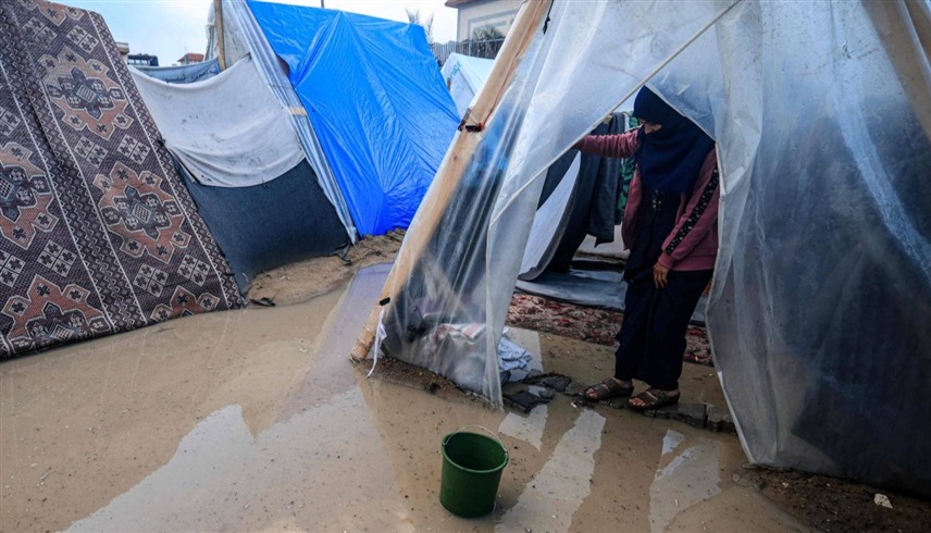 فلسطينية على باب خيمة النزوح الغارقة بالأمطار (أرشيف)