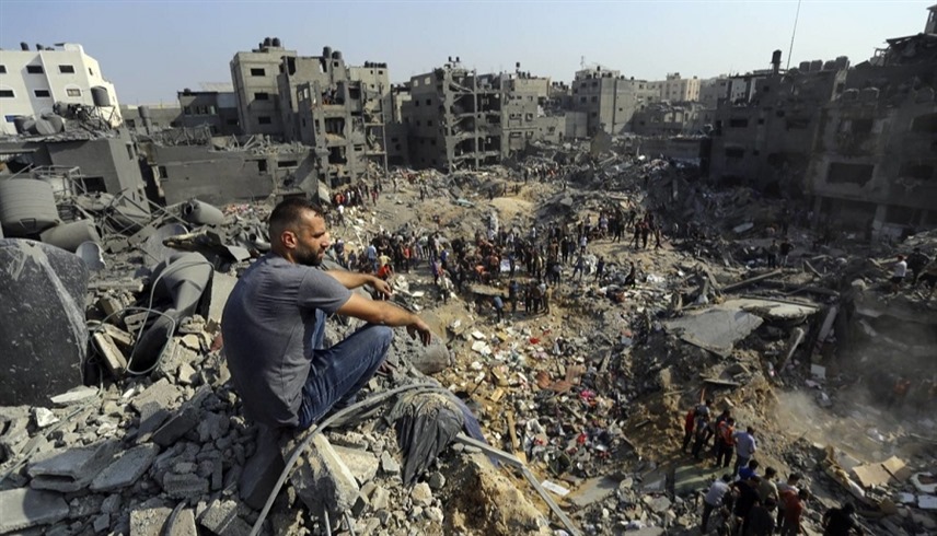 فلسطيني وسط الخراب والأنقاض في غزة (أرشيف)