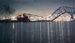 مشاهد مرعبة لانهيار جسر في بالتيمور الأمريكية بعد اصطدام سفينة به