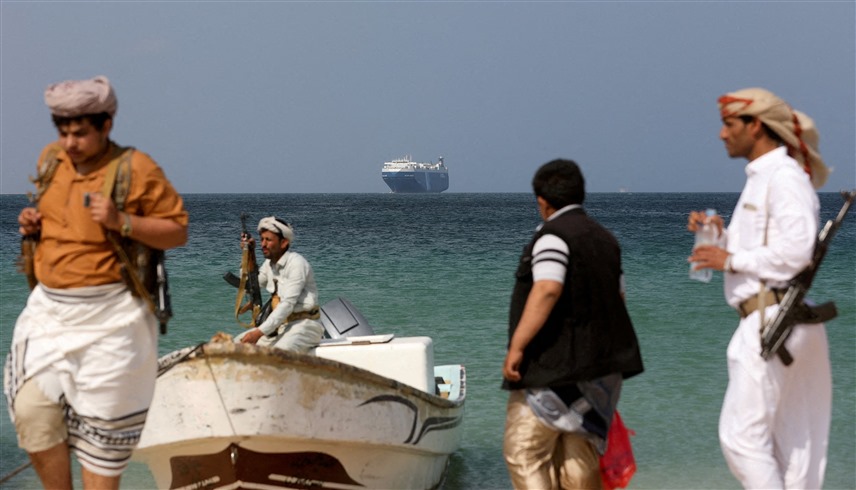 مسلحون حوثيون قبالة سفينة اختطفتها الميليشيا في نوفمبر (رويترز)