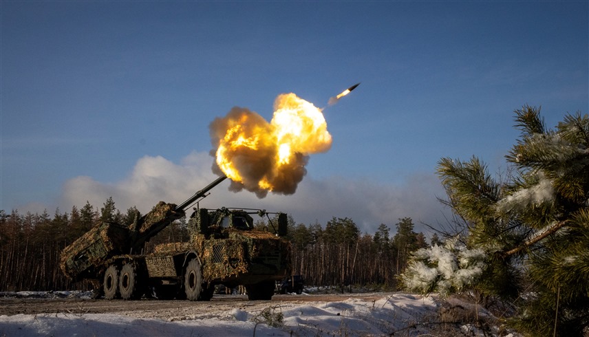 جانب من القصف المتبادل بين روسيا وأوكرانيا (رويترز)