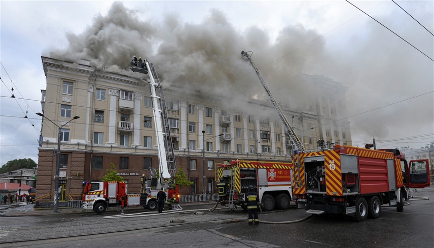 قصف روسي على مبنى في  دنيبرو الأوكرانية (رويترز)