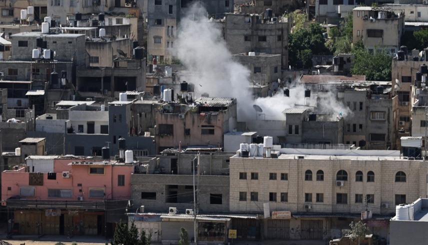 دخان يتصاعد خلال عملية إسرائيلية في مخيم نور شمس بالضفة الغربية (أ ف ب)