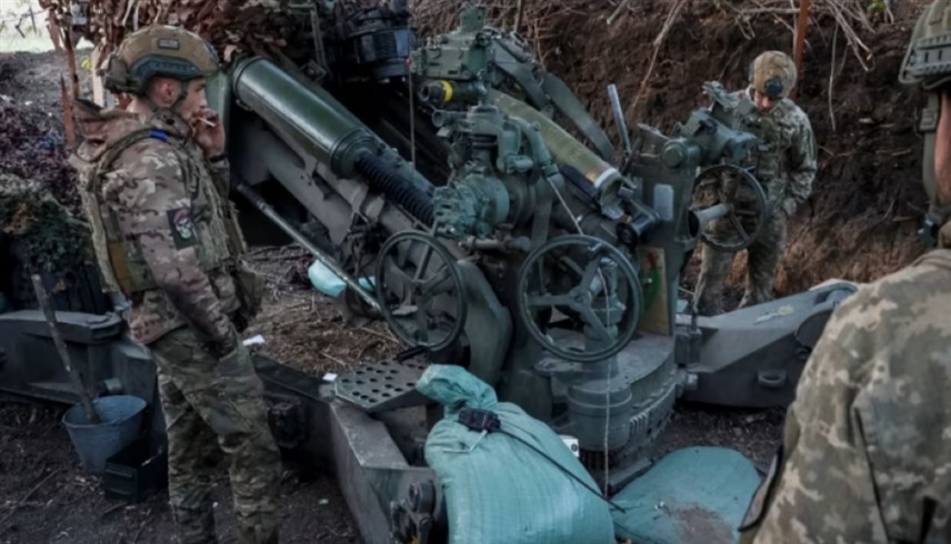 جنود أوكرانيون يعدون مدفعاً لقصف مواقع روسية