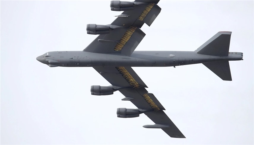 طائرة من طراز B-52 تحمل صواريخ تعمل بالموجات الدقيقة. (رويترز)