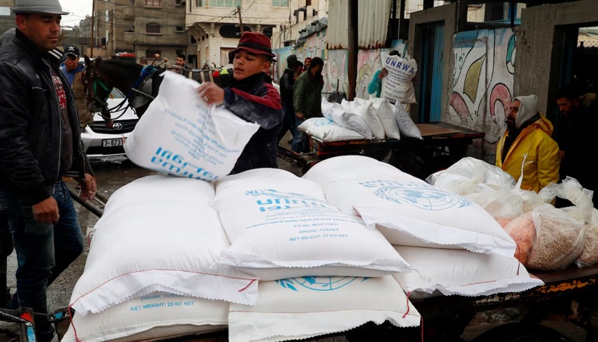 فلسطينيون يتسلمون مساعدات غذائية من أونروا في غزة (أرشيف)