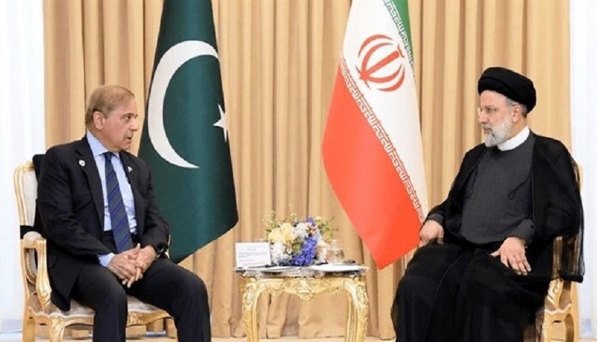 الرئيس الإيراني إبراهيم رئيسي ورئيس الوزراء الباكستاني شهباز شريف (أرشيف)