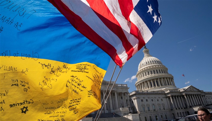 علما أمريكا وأوكرانيا أمام الكونغرس الأمريكي (أرشيف)