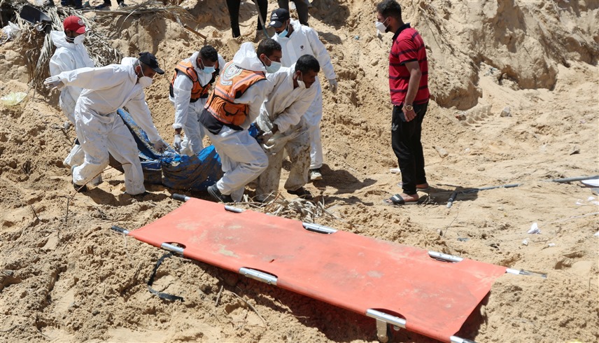 فريق طبي ينتشل جثثاً من محيط مستشفى في غزة (أرشيف)