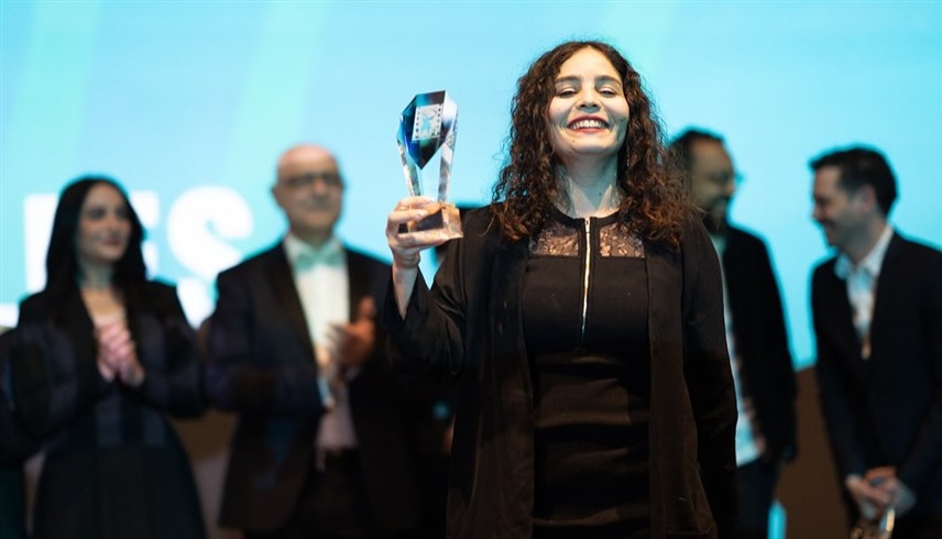 المخرجة لينا سويلم أثناء تسلمها الجائزة في مهرجان مالمو 