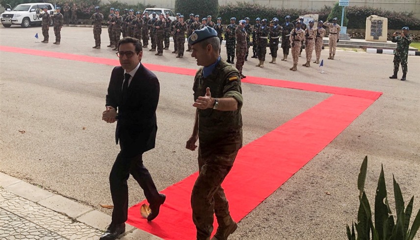 وزير الخارجية الفرنسي ستيفان سيجورنيه ورئيس بعثة يونيفيل الجنرال أرولدو لازارو ساينز (رويترز)