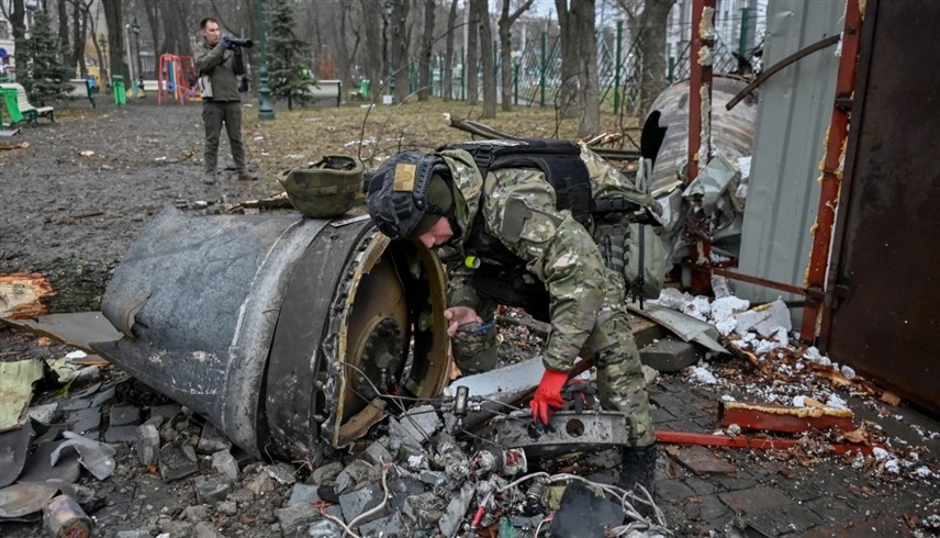 جندي أوكراني يفحص حطام صاروخ في خاركيف الأوكرانية (إكس)