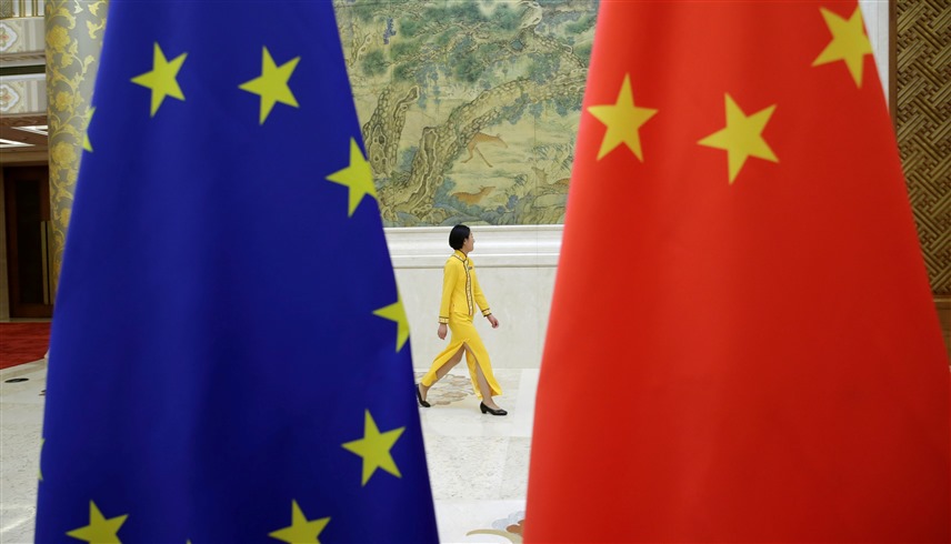 علم الصين والاتحاد الأوروبي (رويترز)