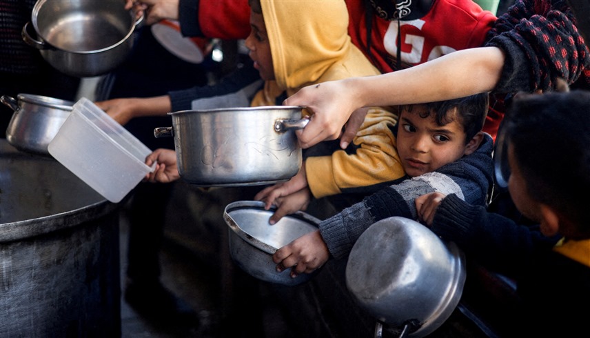 أطفال من غزة يتزاحمون للحصول على الطعام (أرشيف)