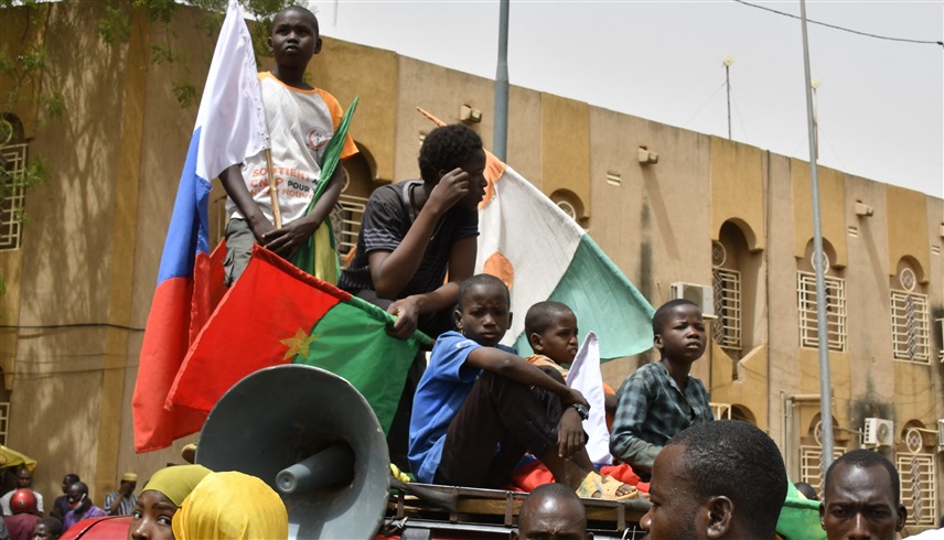 أولاد يشاركون في تظاهرة تطالب برحيل القوات الأمريكية من التيجر في نيامي.