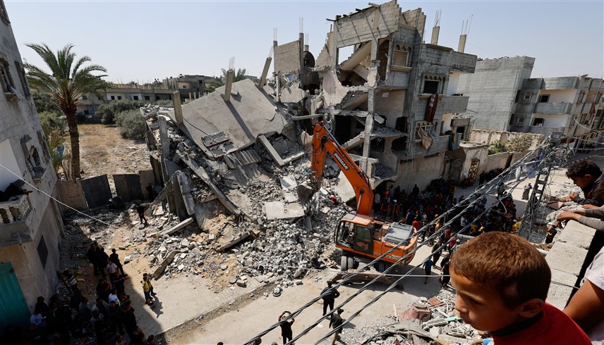 آثار الدمار في جنوب غزة إثر القصف الإسرائيلي (رويترز)