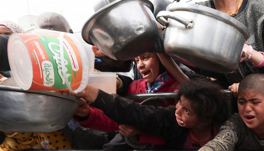 أطفال في غزة ينتظرون للحصول على طعام خيري (رويترز)