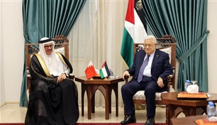 وزير خارجية البحرين يلتقي عباس ويدعوه للمشاركة في القمة العربية