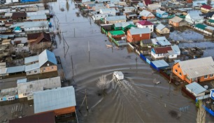 بعد فيضانات قياسية.. سلطات كورغان الروسية تأمر السكان بإخلاء مناطق واسعة 