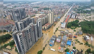 الصين تخلي بلدة كاملة بسبب الأمطار
