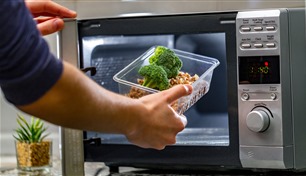 دراسة تكشف مخاطر كبيرة لحاويات الأطعمة البلاستيكية