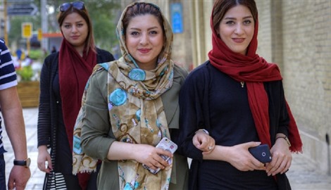 إيران تلوح بالتصعيد في الحرب على مخالفات الالتزام بالحجاب