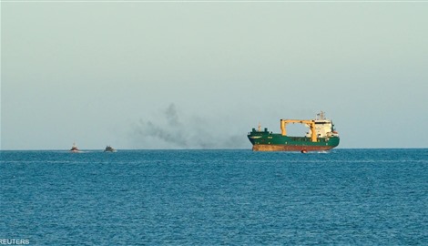 استهداف سفينة شحن قبالة سواحل اليمن بثلاثة صواريخ