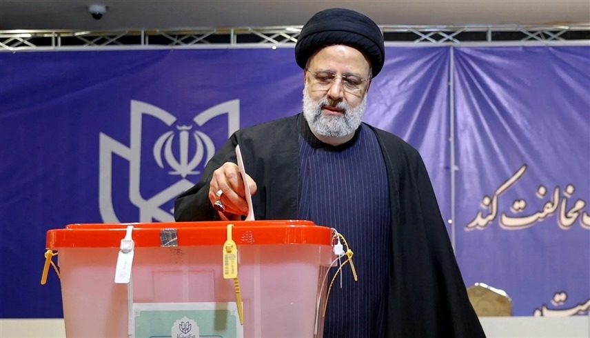 الرئيس الإيراني إبراهيم رئيسي خلال التصويت في الانتخابات (إكس)