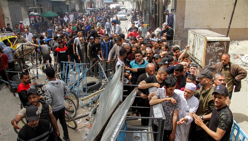 طوابير طويلة أمام أحد المخابز في قطاع غزة (رويترز)