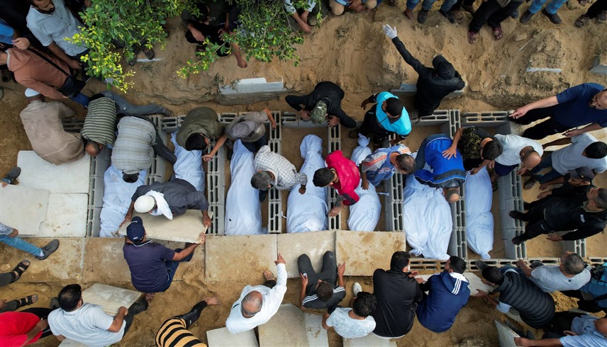 تشييع جثامين أشخاص قتلوا بقصف إسرائيلي على غزة (رويترز)