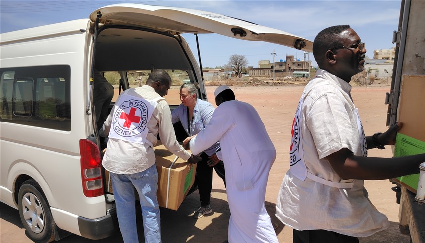موظفون من الصليب الأحمر يعملون في السودان (إكس)