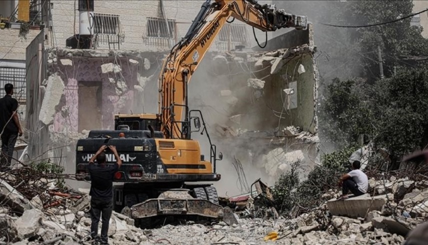 جرافة إسرائيلية تهدم بيتاً فلسطينياً في الضفة الغربية (أرشيف)