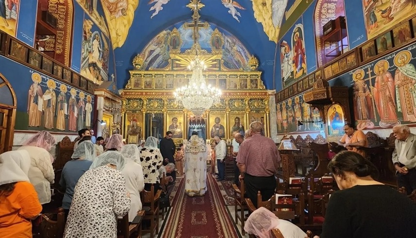مصلون في كنيسة القديس برفيريوس للروم الأرثوذكس في غزة في فصح سابق (أرشيف) 