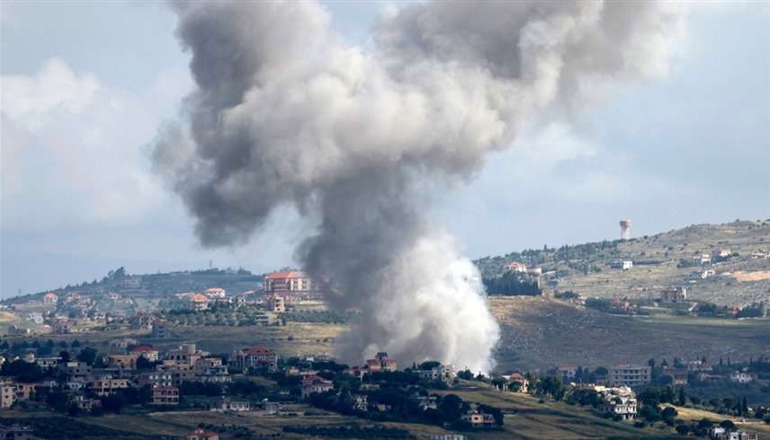 تصاعد الدخان في ميس الجبل اللبنانية بعد غارة إسرائيلية (ا ف ب)