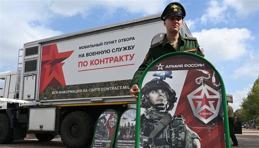 جندي روسي أمام مكتب تجنيد متنقل (أرشيف)
