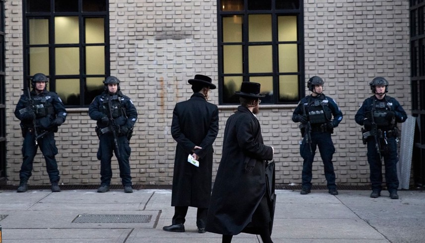 عناصر من الشرطة الأمريكية في محيط معبد يهودي في نيويورك (أرشيف)