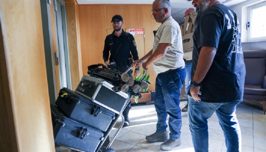 عناصر من الشرطة الإسرائيلية يصادرون معدات في مكتب الجزيرة في القدس الشرقية (إكس)