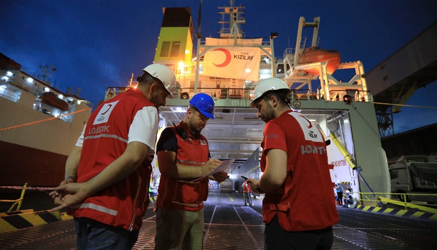 متطوعون في الهلال الأحمر التركي على متن سفينة المساعدات إلى غزة (إكس)