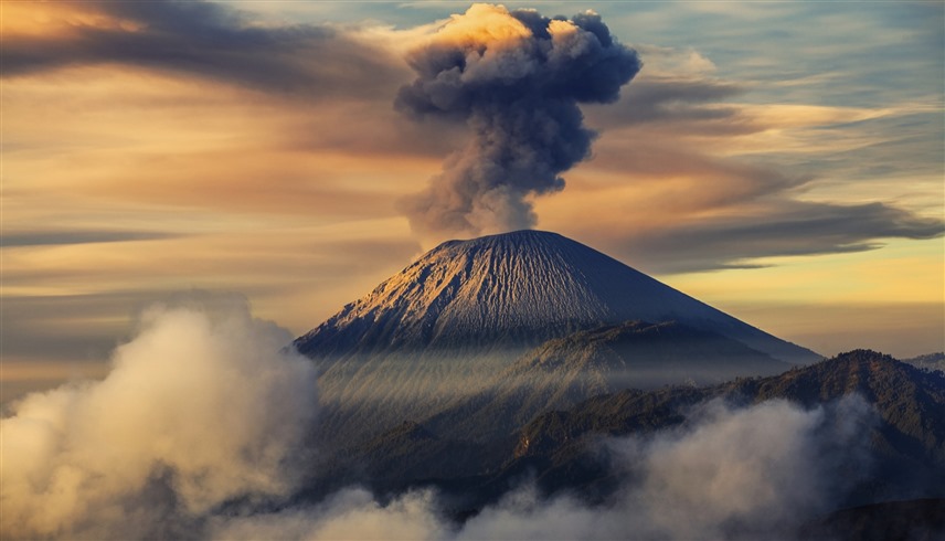 بركان جبل سيميرو (أرشيف)