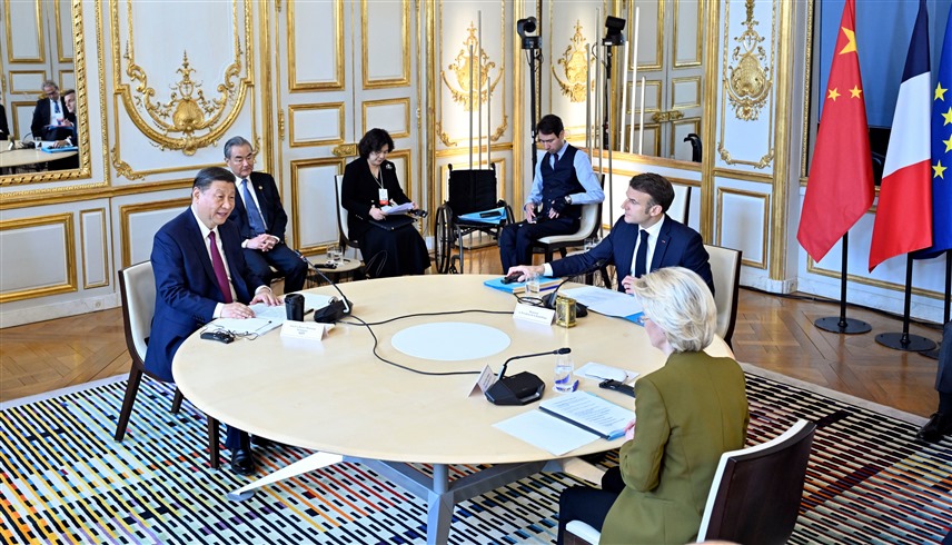 جانب من اجتماع رئيسة المفوضية الأوروبية والرئيس الفرنسي والصيني (إكس)