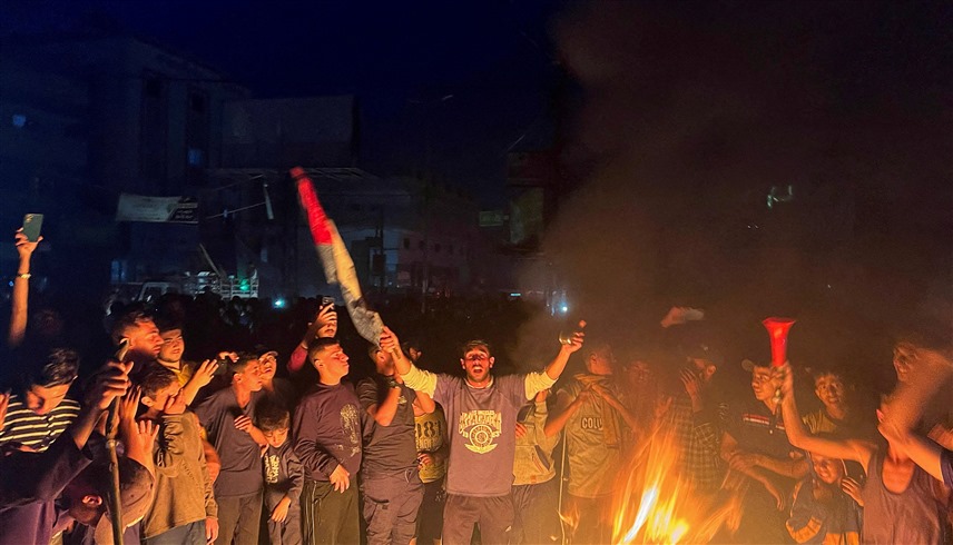احتفالات في غزة بعد إعلان حماس الموافقة على اتفاق الهدنة (رويترز)