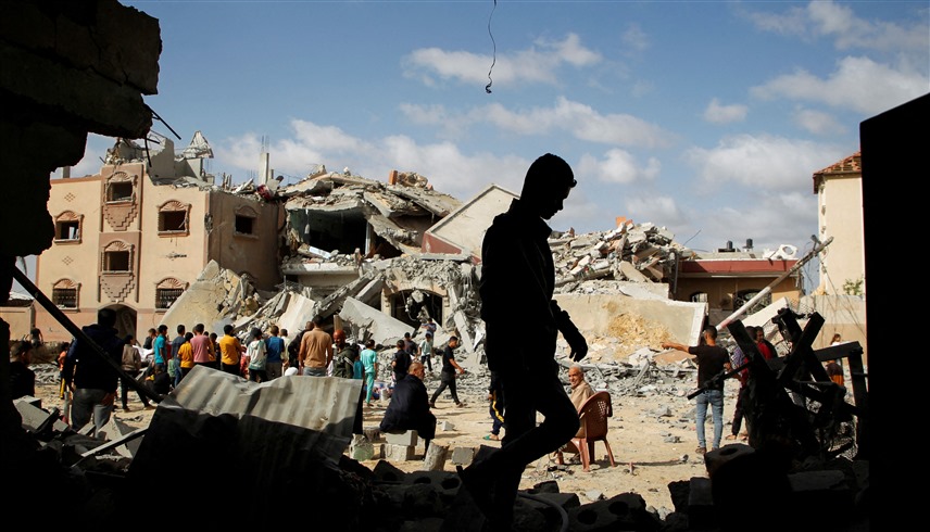 فلسطينيون وسط الأنقاض في غزة (أرشيف)