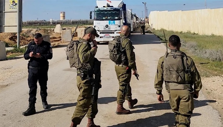 عناصر من الجيش الإسرائيلي عند معبر كرم أبو سالم (رويترز)