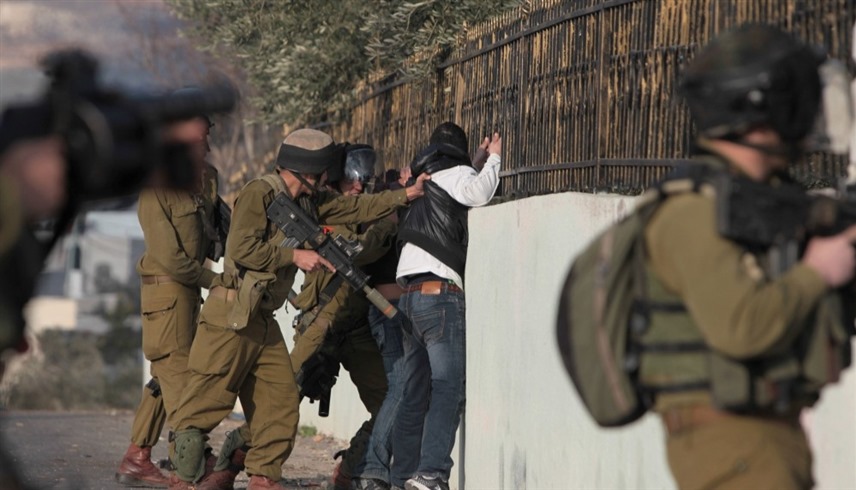 القوات الإسرائيلية تعتقل شاب فلسطيني في الضفة الغربية (أرشيف)